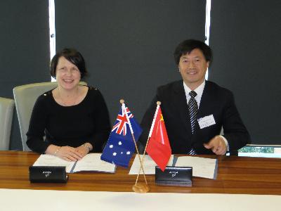 IHBI所长Patsy Yates女士与国产
院长刘昌胜在协议签署现场